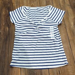 Women’s old navy cute shirt! Pleat at breast area